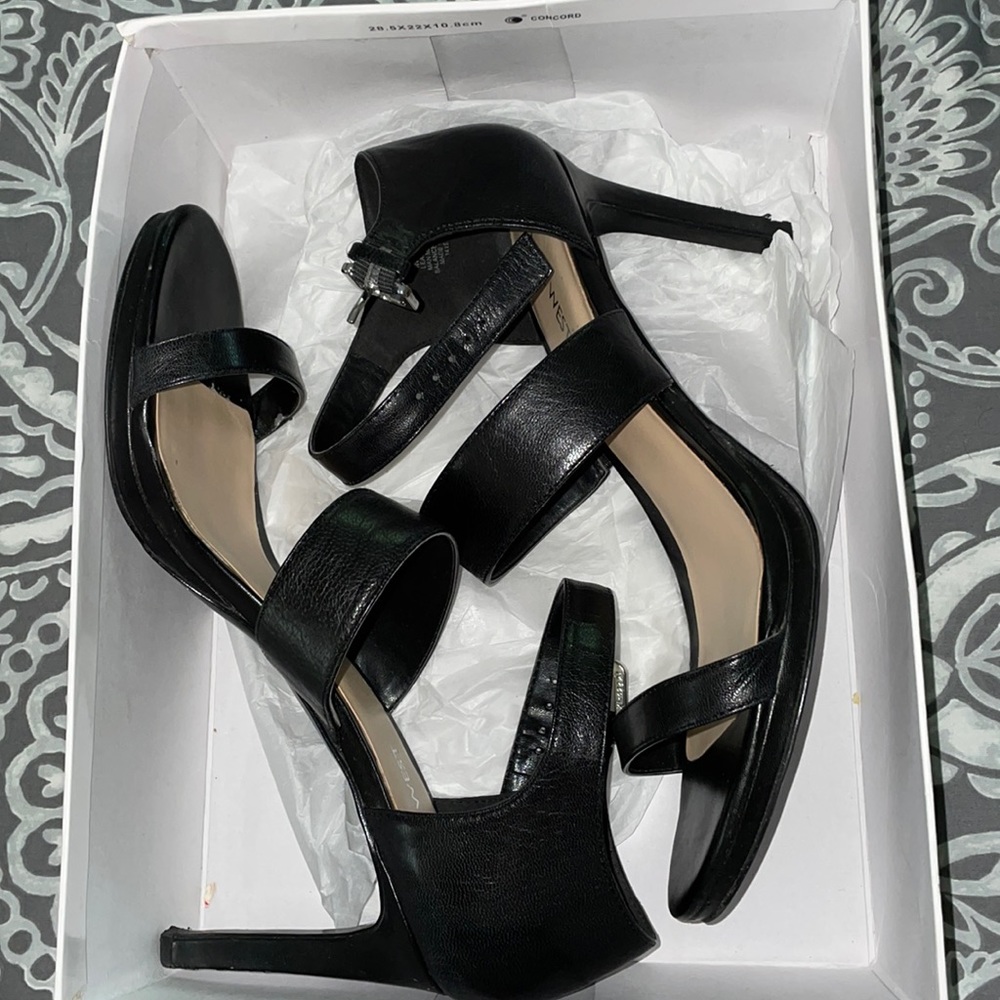 Black leather Nine West sandals